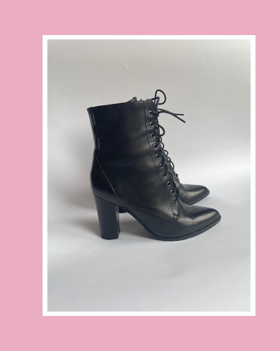 Schwarze Schnürstiefeletten mit hohem Absatz, Produktfoto