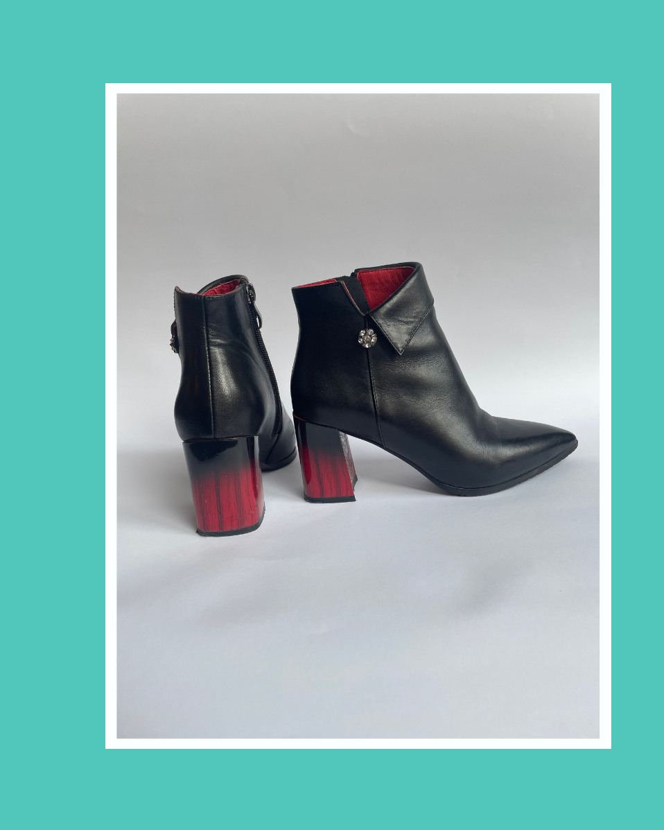 Schwarze Stiefeletten mit roten Innendetails