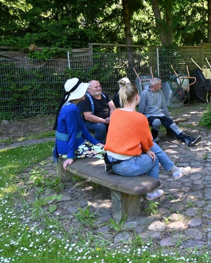 Gruppe in der Sitzecke im Bauerngarten