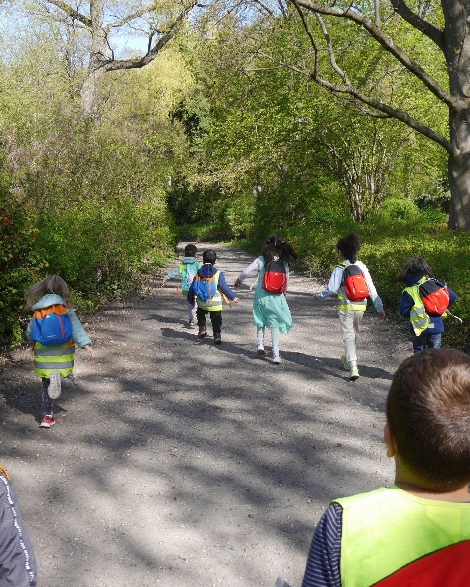 Ein Ausflug in die Natur, Kindern rennen im Freien