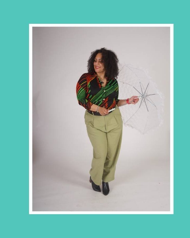 Kombi aus bunte Bluse und hellgrüne Stoffhose