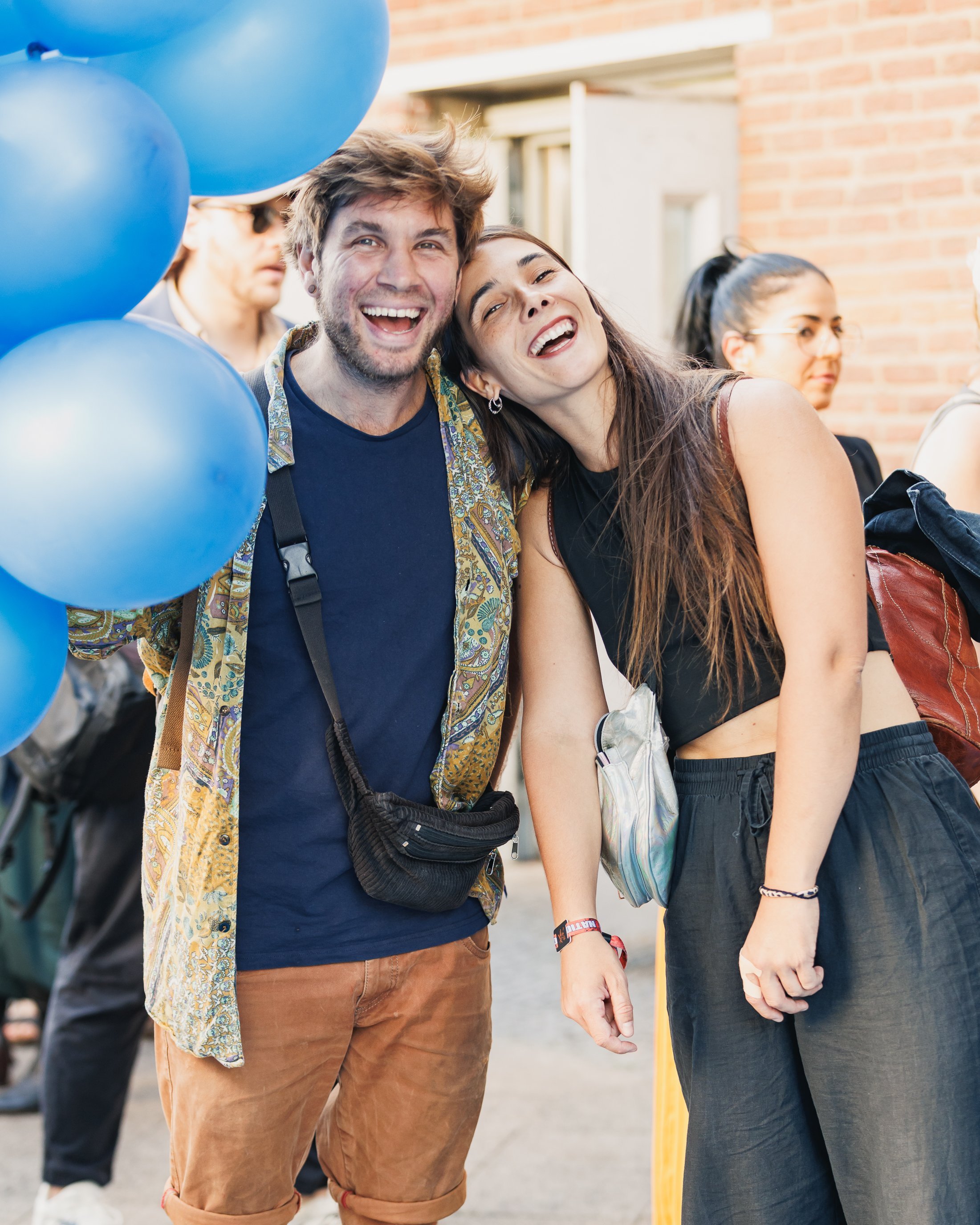 Ein Mann und eine Frau stehen nebeneinander, im Hintergrund Luftballons