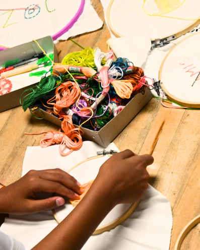 Wir haben unterschiedliche kreative Angebote zum Beispiel sticken oder basteln 