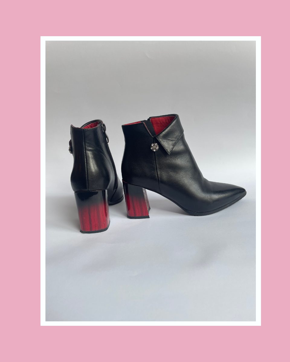 Schwarzrote Stiefeletten Produktfotografie