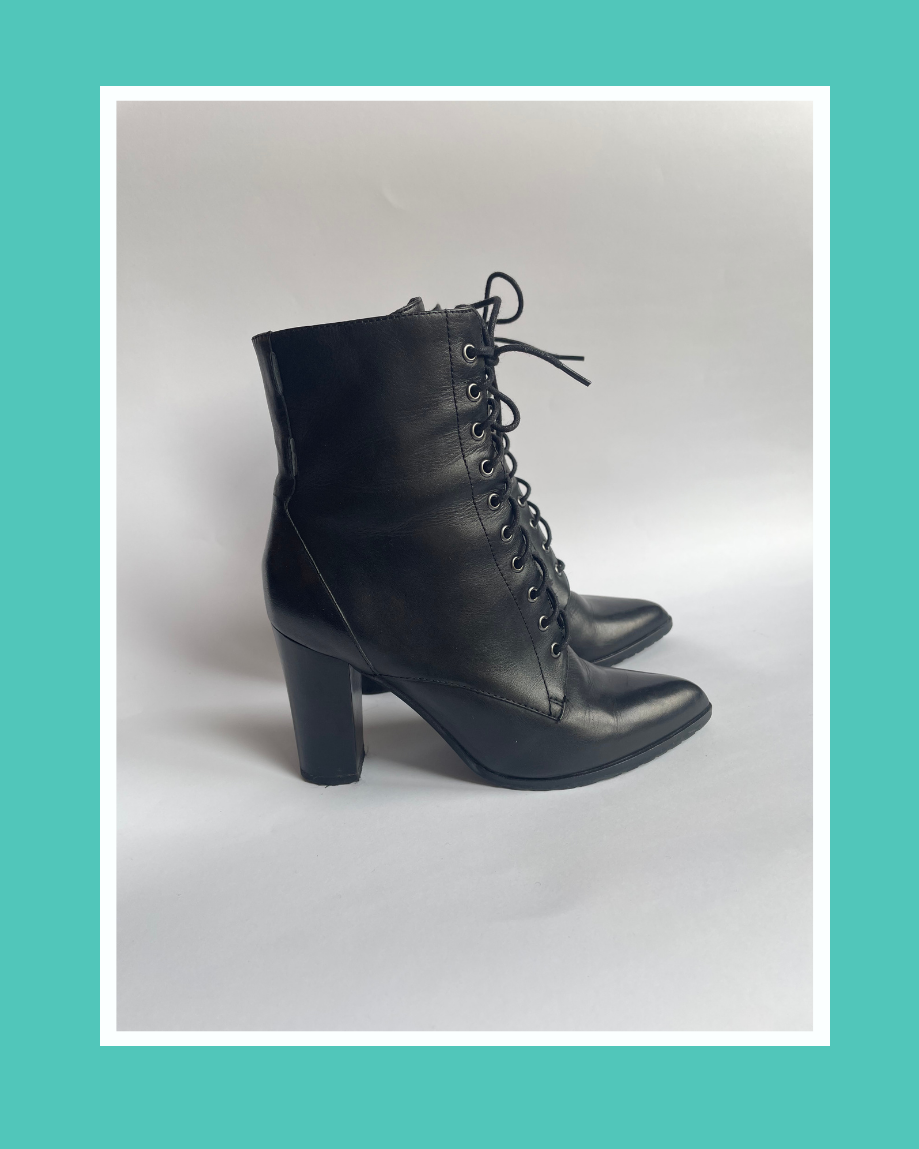 Schwarze Stiefeletten mit Absatz und Schnürung