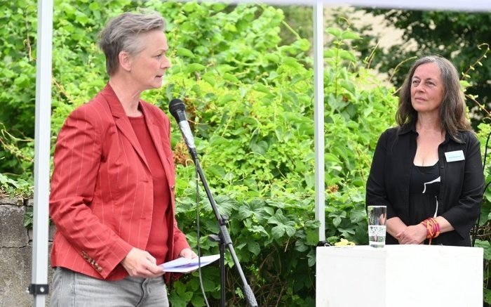 Bürgermeisterin Dr. Cordelia Koch und Anne Blaschke auf der Bühne