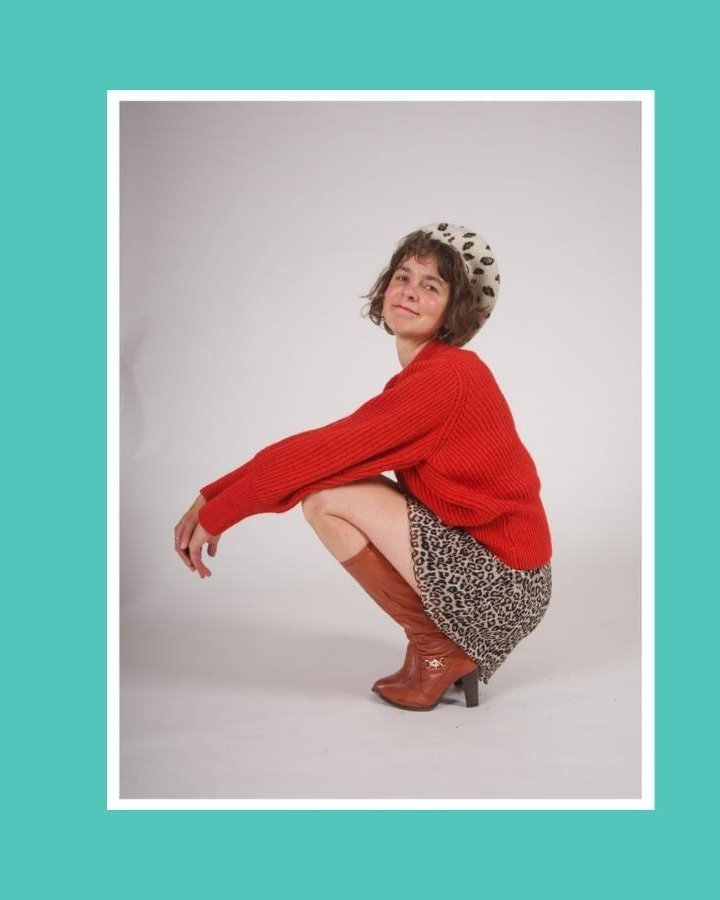 Roter Pullover mit Leo-Rock