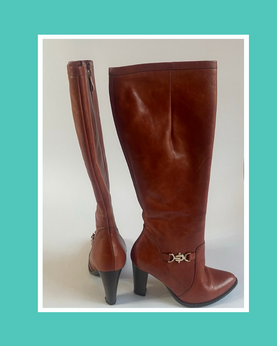 Braune Stiefel mit goldenem Schnallendetail