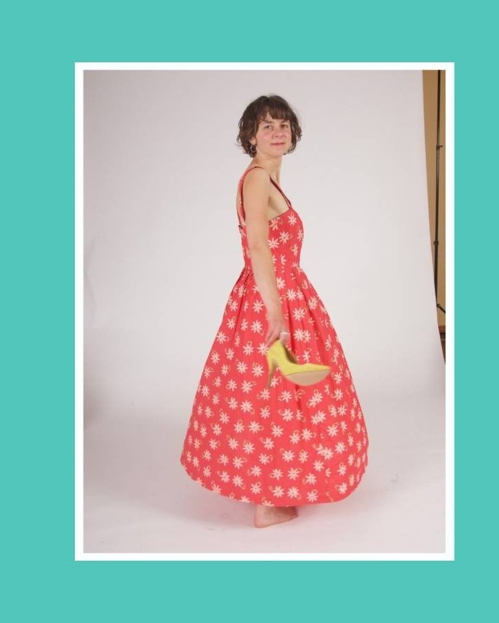 Rotes leichtes Trägerkleid mit Muster