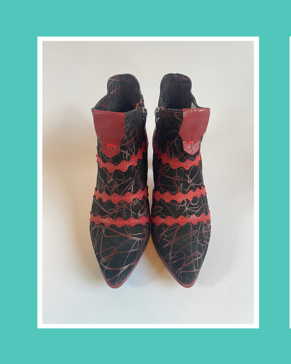 Rotschwarze Stiefeletten mit Zackenmuster