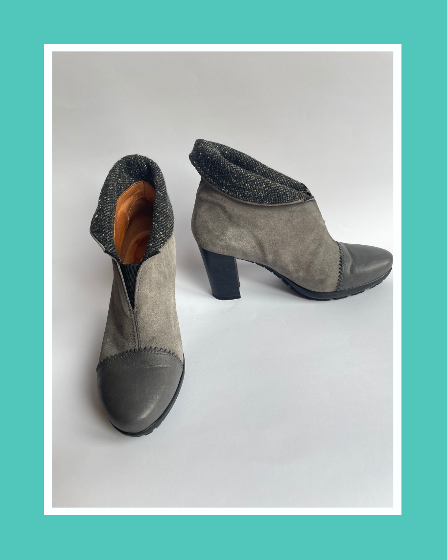 Graue Stiefeletten mit Krempe