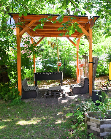 Ein Teil unseres Gartens mit Tischkicker und Sitzecke