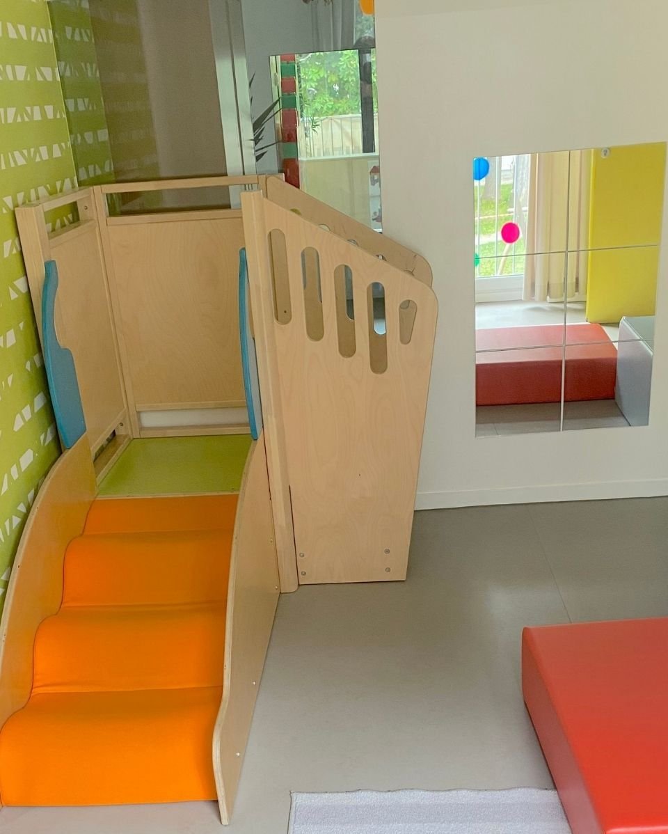 Unser Krippenbereich mit Kletterelementen und Rutsche für die Kleinsten