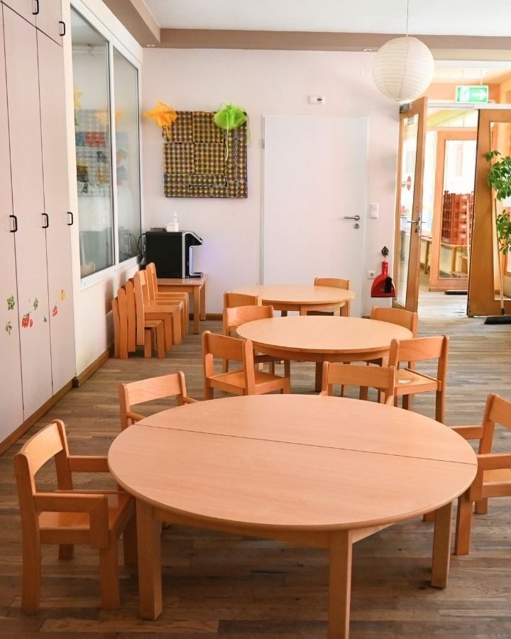 Innenbereich mit kleinen Tischen und Stühlen