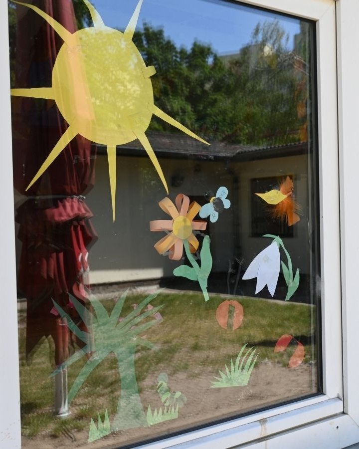 Bunte Kitafenster mit Basteleien