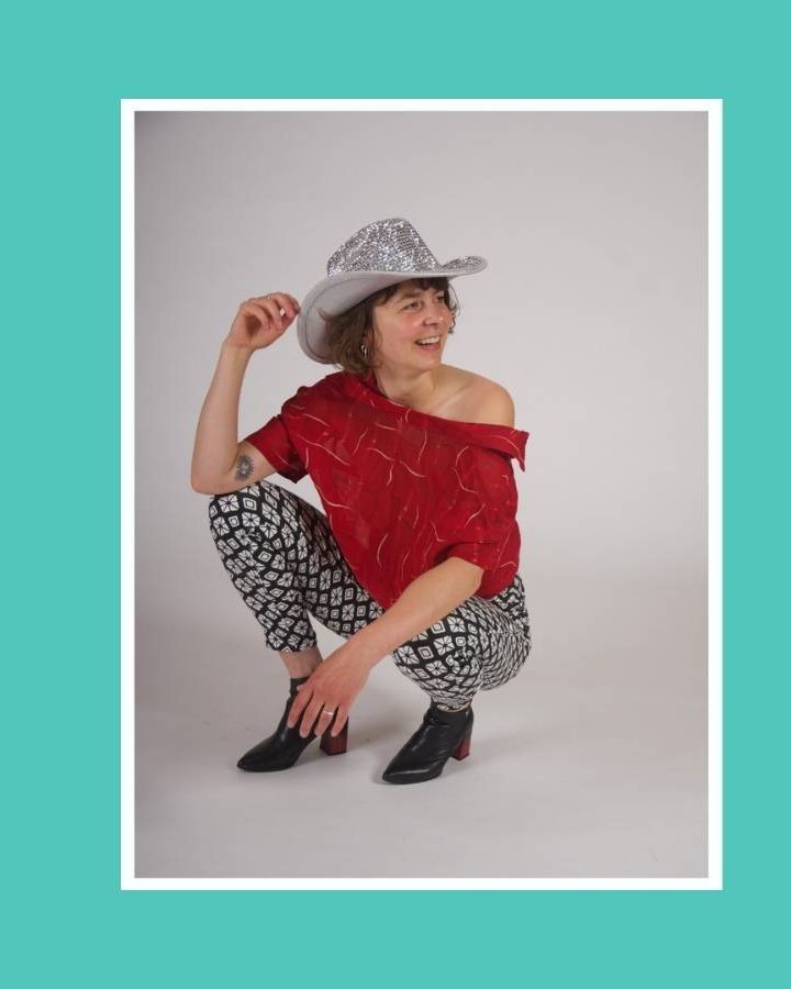 Kurzarmbluse mit gemusterter Stoffhose