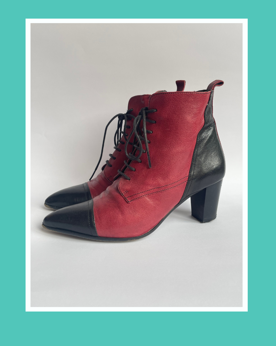 Rotschwarze Stiefeletten mit Schnürung