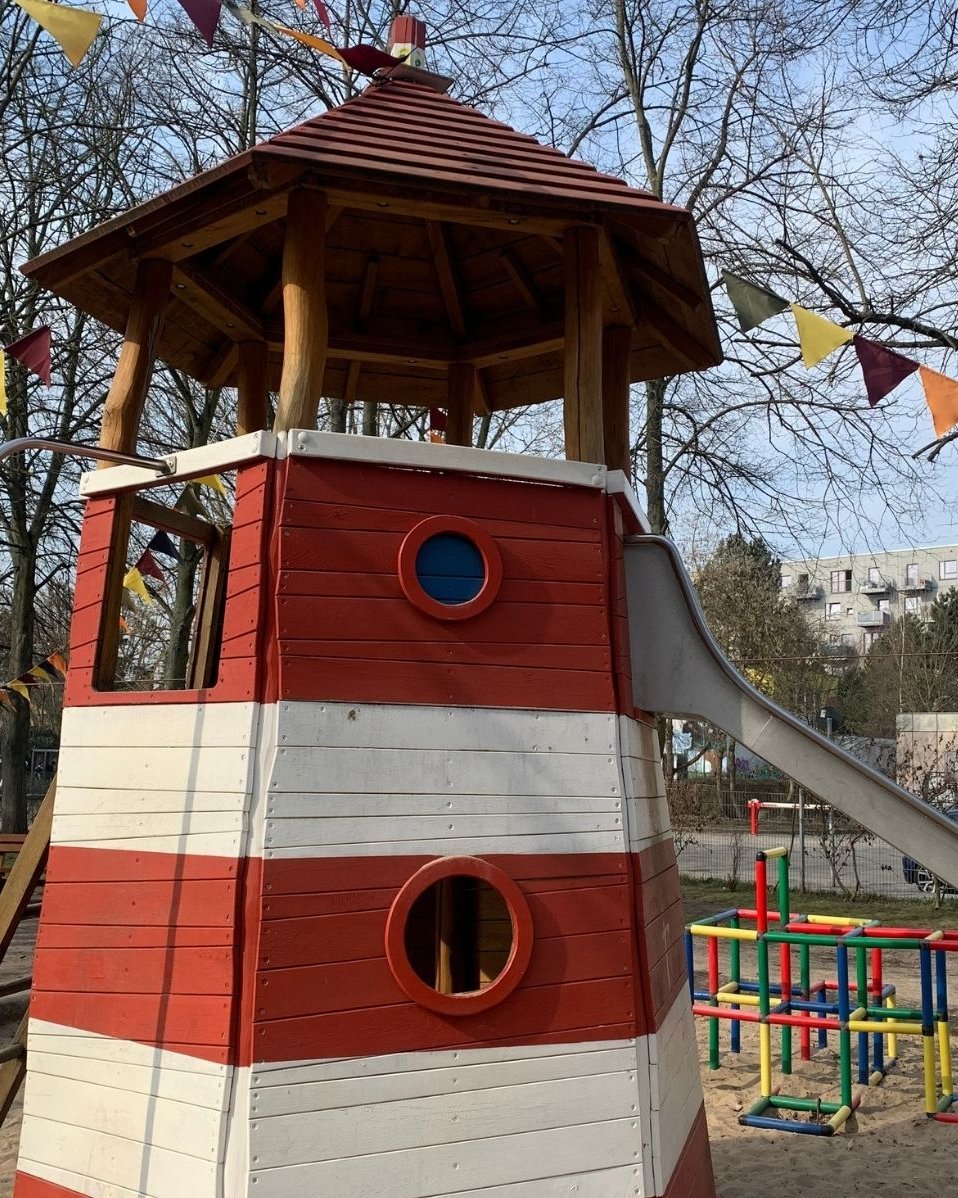 Kletterleuchtturm mit Rutsche im Außenbereich