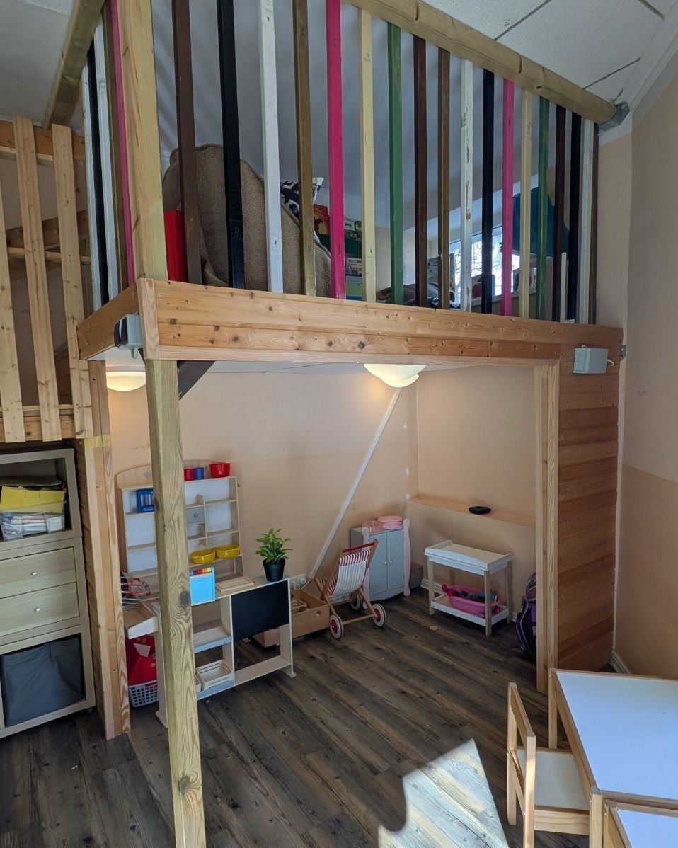 Spielecke unter der Hochebene