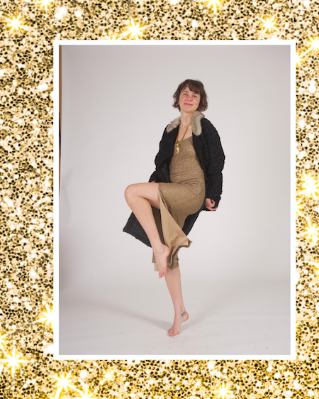 Goldenes Glitzerkleid mit Mantel