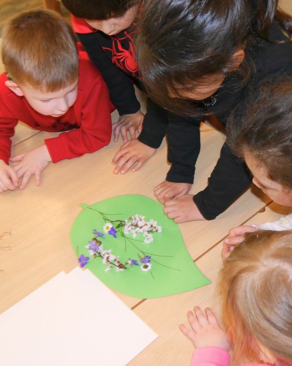 Kinder basteln mit getrockneten Blumen