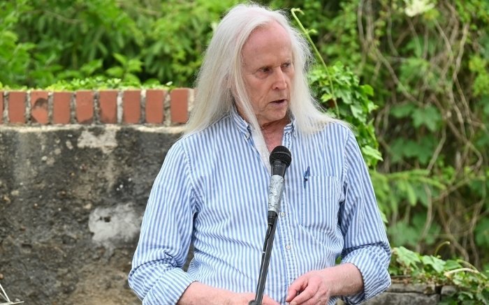 Geschäftsführer von albatros social Friedrich Kiesinger auf der Bühne